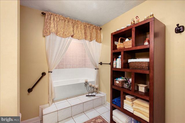 19266 MOCKINGBIRD HEIGHTS RD, Triangle, VA 22172