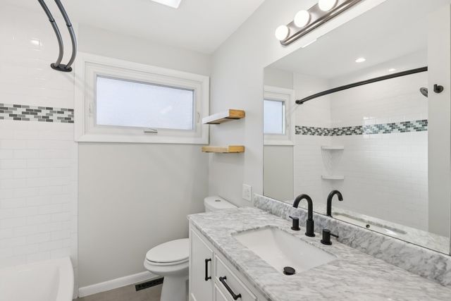 6803 N KEELER Avenue, Lincolnwood, IL 60712