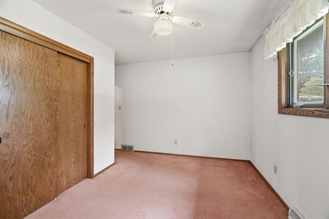 1102 S RIDGE LANE, Appleton, WI 54914