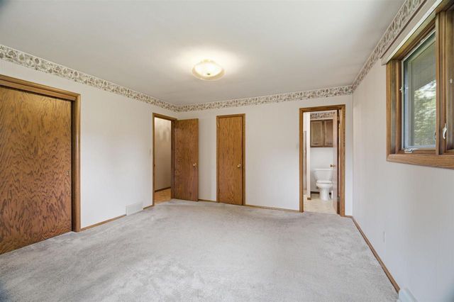 1102 S RIDGE LANE, Appleton, WI 54914