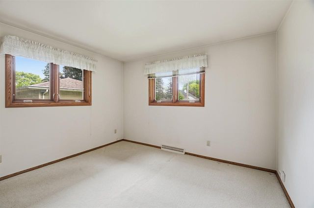 1102 S RIDGE LANE, Appleton, WI 54914