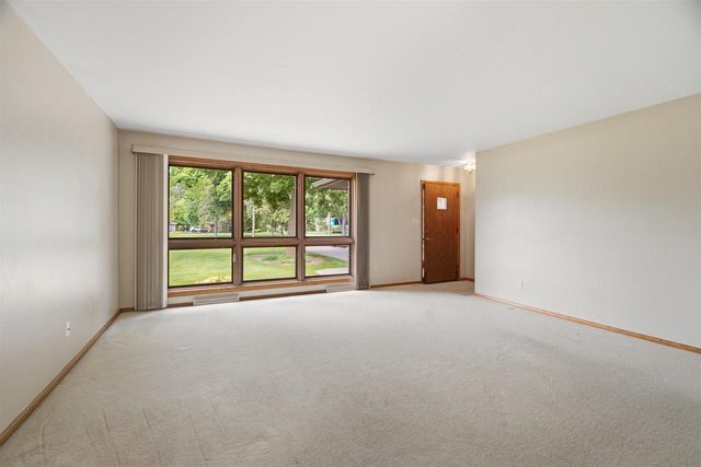 1102 S RIDGE LANE, Appleton, WI 54914