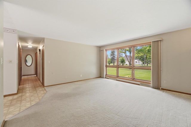 1102 S RIDGE LANE, Appleton, WI 54914