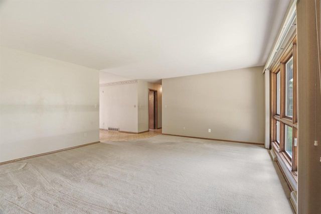 1102 S RIDGE LANE, Appleton, WI 54914