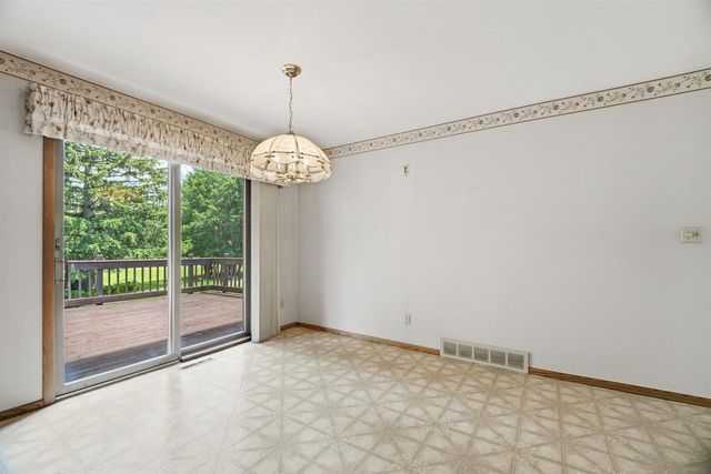 1102 S RIDGE LANE, Appleton, WI 54914