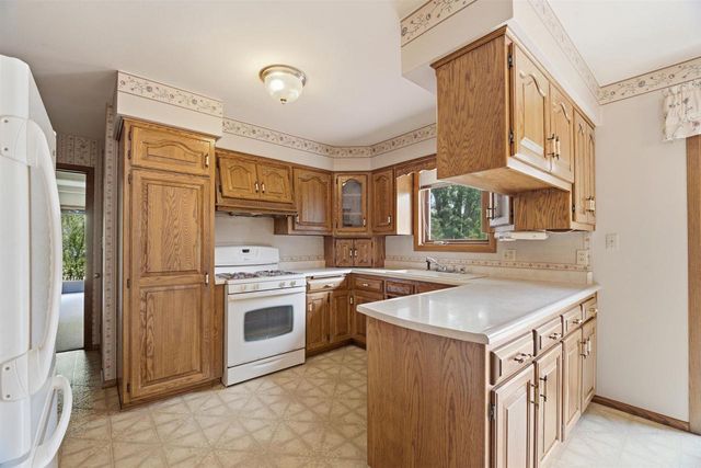1102 S RIDGE LANE, Appleton, WI 54914