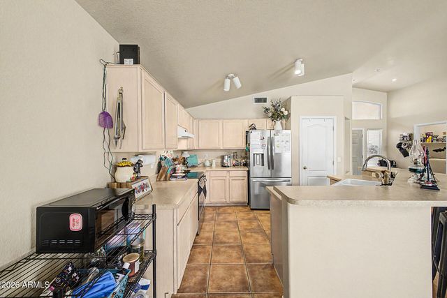 8401 W LAUREL Lane, Peoria, AZ 85345