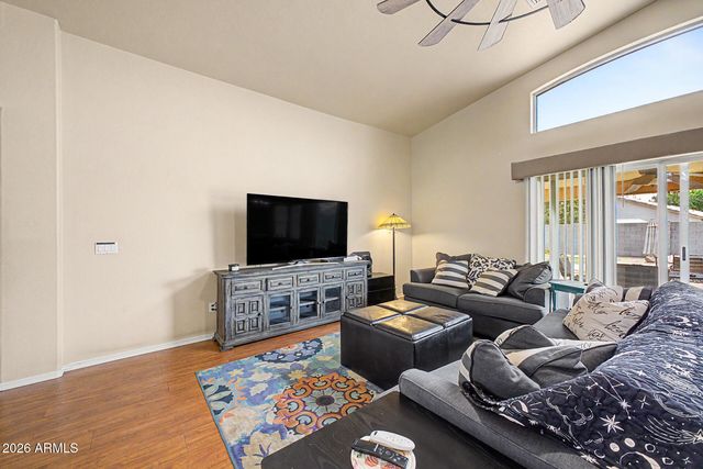 8401 W LAUREL Lane, Peoria, AZ 85345