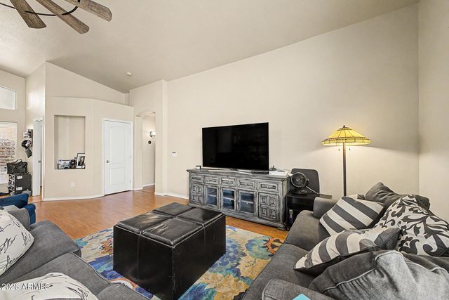 8401 W LAUREL Lane, Peoria, AZ 85345