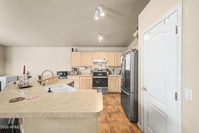 8401 W LAUREL Lane, Peoria, AZ 85345