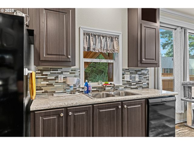 565 SHOREPINES Ct, Coos Bay, OR 97420