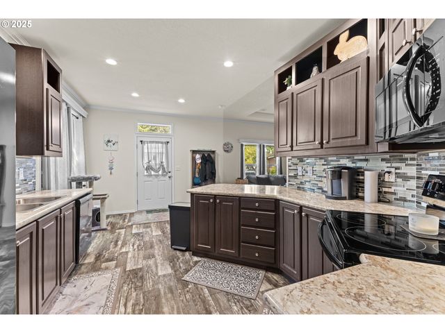 565 SHOREPINES Ct, Coos Bay, OR 97420