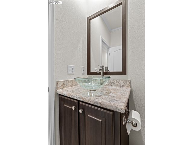 565 SHOREPINES Ct, Coos Bay, OR 97420