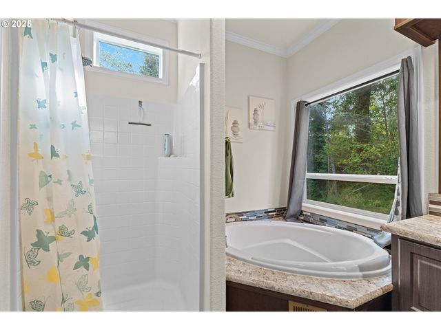 565 SHOREPINES Ct, Coos Bay, OR 97420