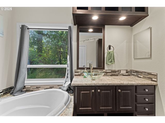 565 SHOREPINES Ct, Coos Bay, OR 97420