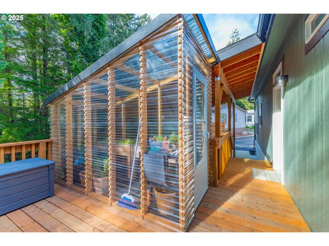 565 SHOREPINES Ct, Coos Bay, OR 97420