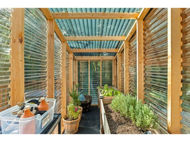 565 SHOREPINES Ct, Coos Bay, OR 97420