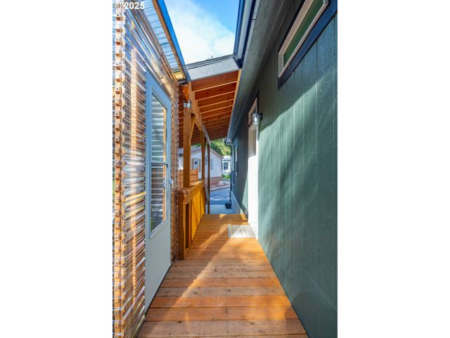 565 SHOREPINES Ct, Coos Bay, OR 97420