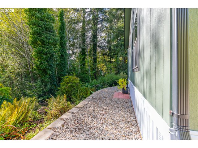 565 SHOREPINES Ct, Coos Bay, OR 97420