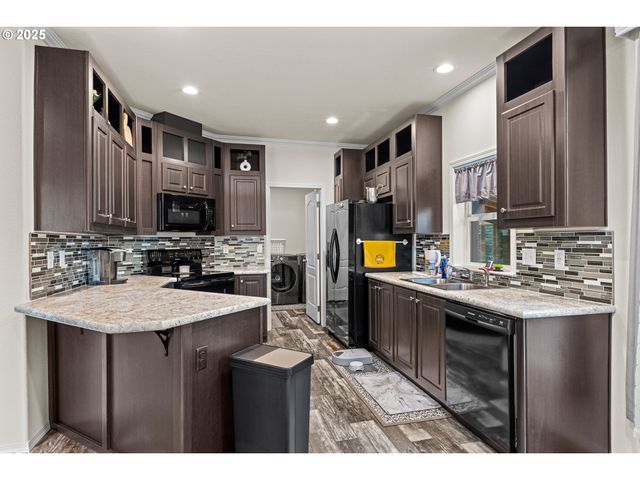 565 SHOREPINES Ct, Coos Bay, OR 97420