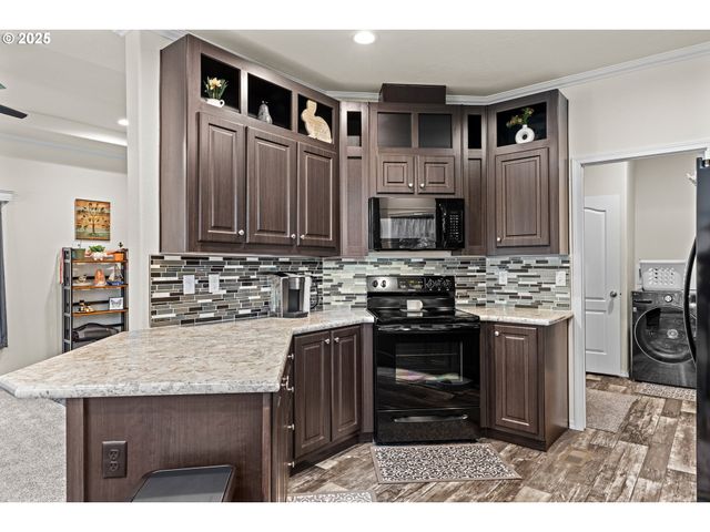 565 SHOREPINES Ct, Coos Bay, OR 97420