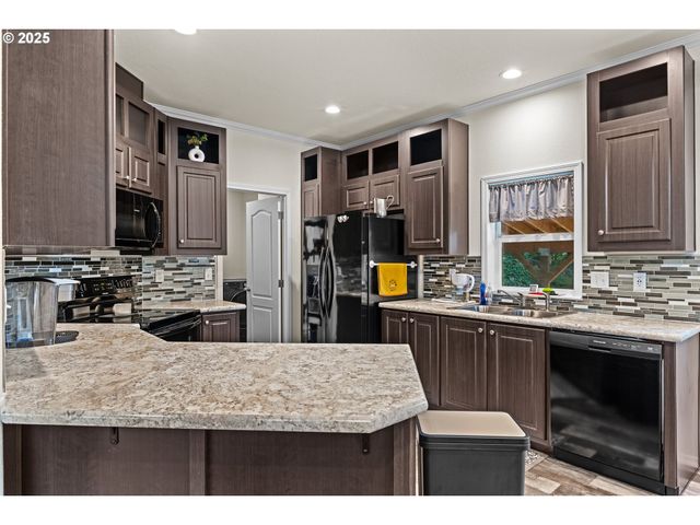 565 SHOREPINES Ct, Coos Bay, OR 97420