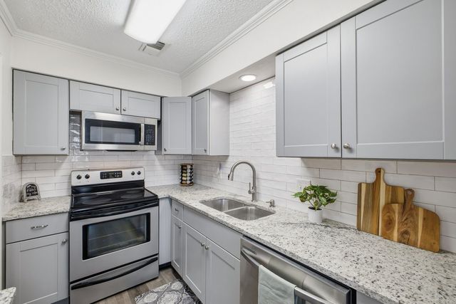 907 Roaring Springs Road, Fort Worth, TX 76114