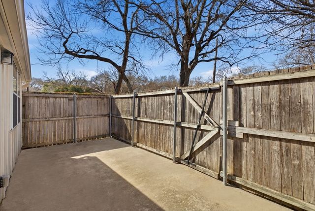 907 Roaring Springs Road, Fort Worth, TX 76114