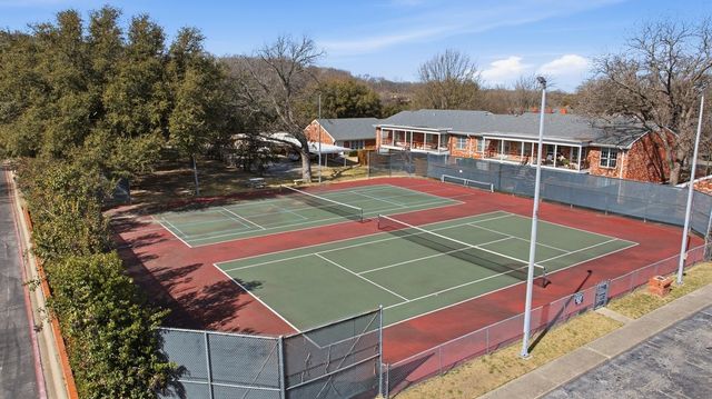 907 Roaring Springs Road, Fort Worth, TX 76114