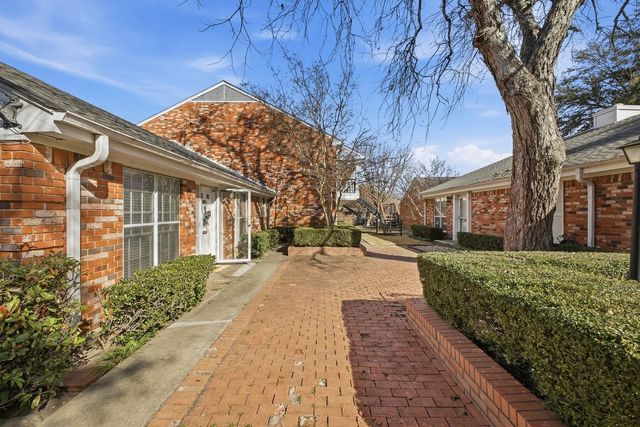 907 Roaring Springs Road, Fort Worth, TX 76114