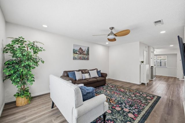 907 Roaring Springs Road, Fort Worth, TX 76114