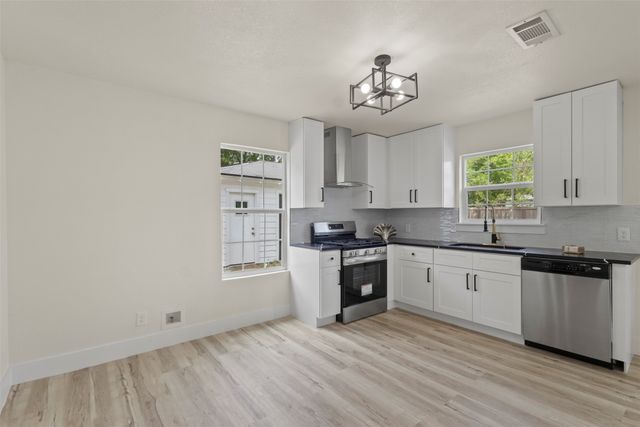 215 Glenview Street, Dallas, TX 75217