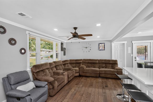 181 Greenwood Dr, La Vergne, TN 37086