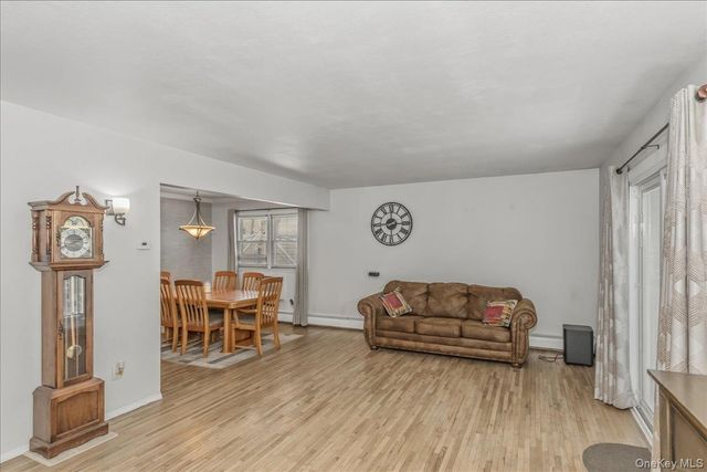 9 Raisig Avenue, Valley Stream, NY 11580
