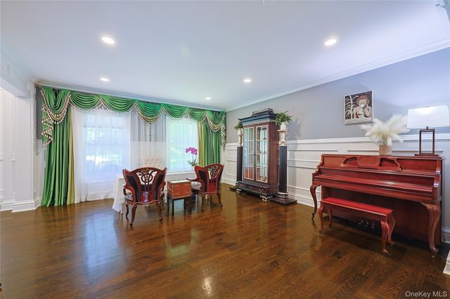 640 Bryant Avenue, Roslyn Harbor, NY 11576
