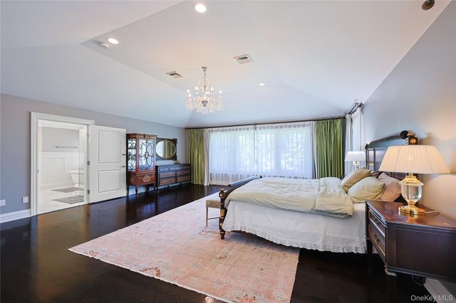 640 Bryant Avenue, Roslyn Harbor, NY 11576