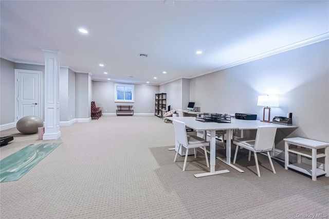 640 Bryant Avenue, Roslyn Harbor, NY 11576