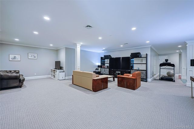 640 Bryant Avenue, Roslyn Harbor, NY 11576