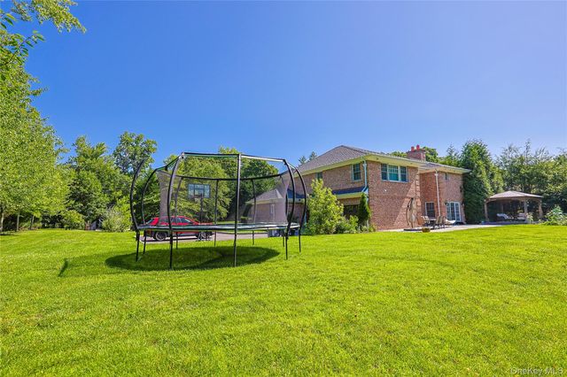 640 Bryant Avenue, Roslyn Harbor, NY 11576