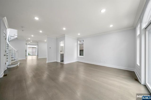 37 Winterburn Place, Edgewater, NJ 07020