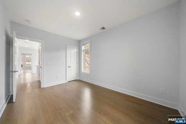 37 Winterburn Place, Edgewater, NJ 07020