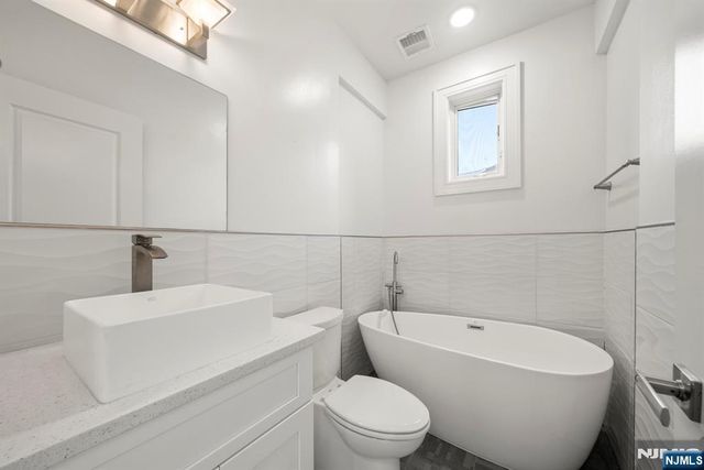 37 Winterburn Place, Edgewater, NJ 07020
