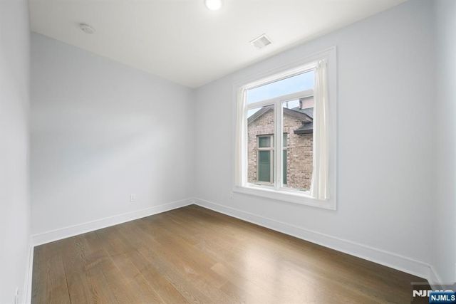 37 Winterburn Place, Edgewater, NJ 07020