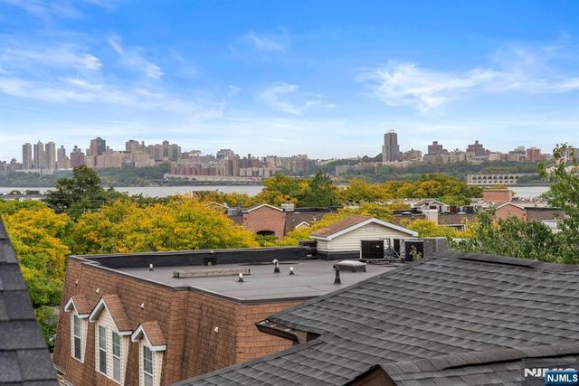 37 Winterburn Place, Edgewater, NJ 07020