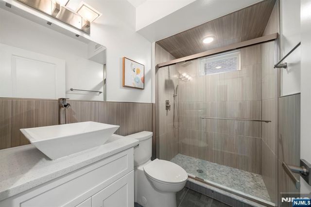 37 Winterburn Place, Edgewater, NJ 07020