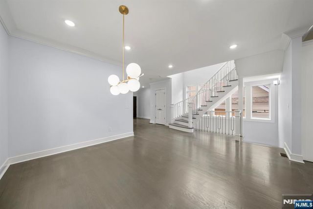 37 Winterburn Place, Edgewater, NJ 07020