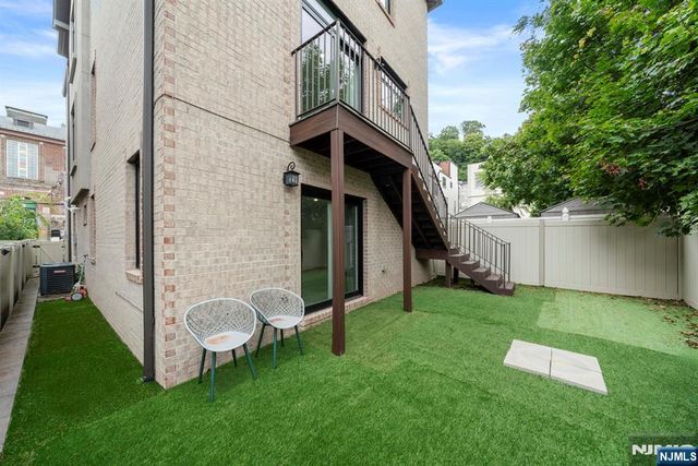 37 Winterburn Place, Edgewater, NJ 07020