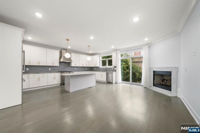 37 Winterburn Place, Edgewater, NJ 07020
