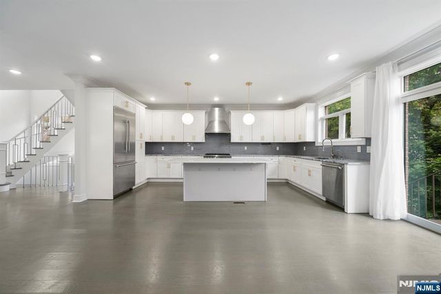 37 Winterburn Place, Edgewater, NJ 07020
