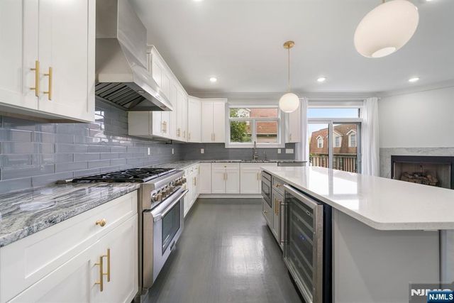 37 Winterburn Place, Edgewater, NJ 07020